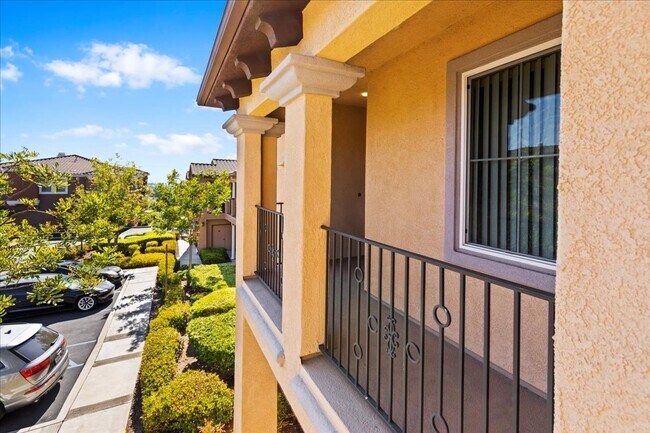 Building Photo - $3,299 - 2 Bed / 2 Bath Stunning Corner Un...