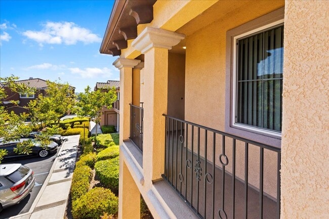 Building Photo - $3,456 - 2 Bed / 2 Bath Stunning Corner Un...