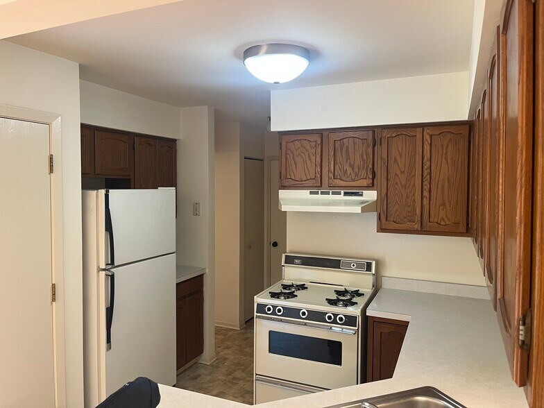 Building Photo - 1404 Queensgreen Cir