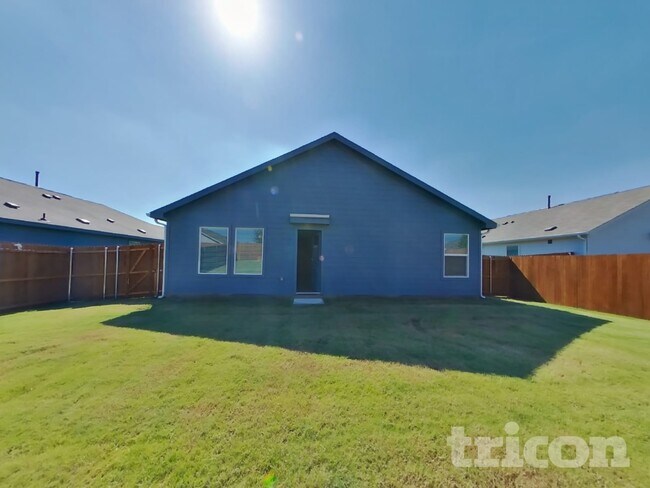 Building Photo - 1616 Parlier St