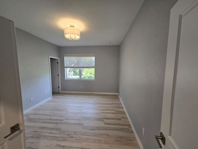 Building Photo - Bright and Easy-Living Home in Riviera Beach