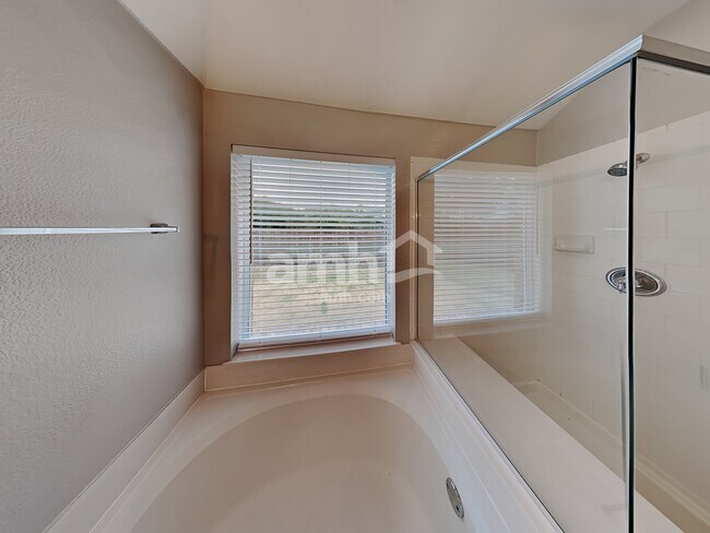 Building Photo - 646 Spanish Oak Ct