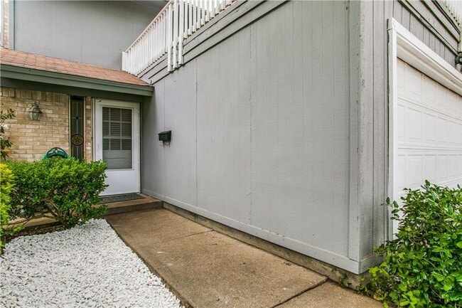 Building Photo - Beautifully Crafted 2/2.5/2 Town Home in Euless!