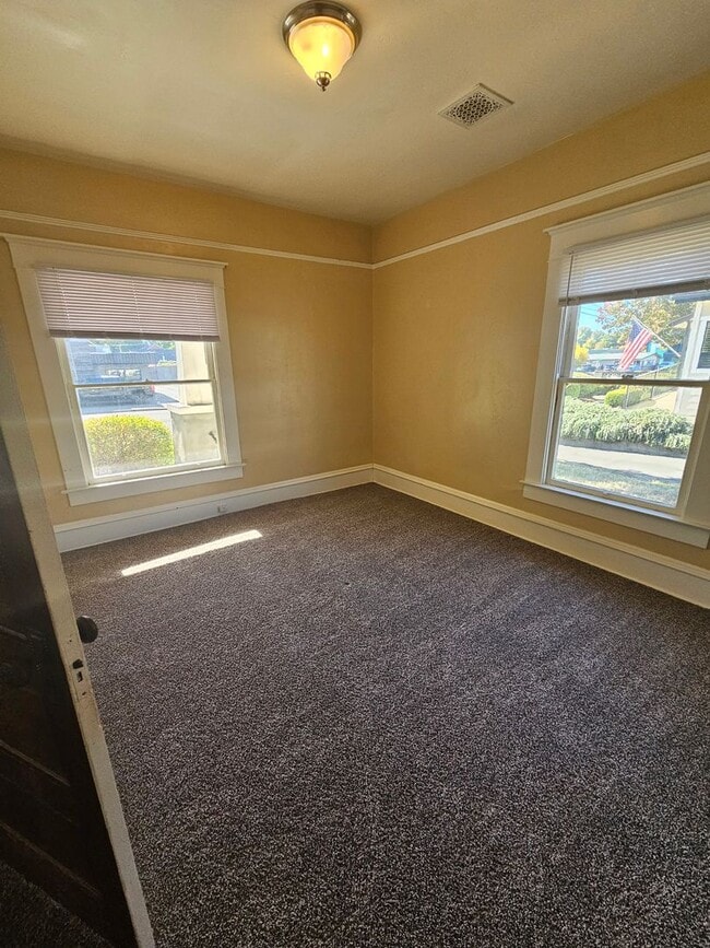 Building Photo - 1/2 OFF FIRST MONTH'S RENT! Charming 2 Bedroom with Bonus/Laundry Room