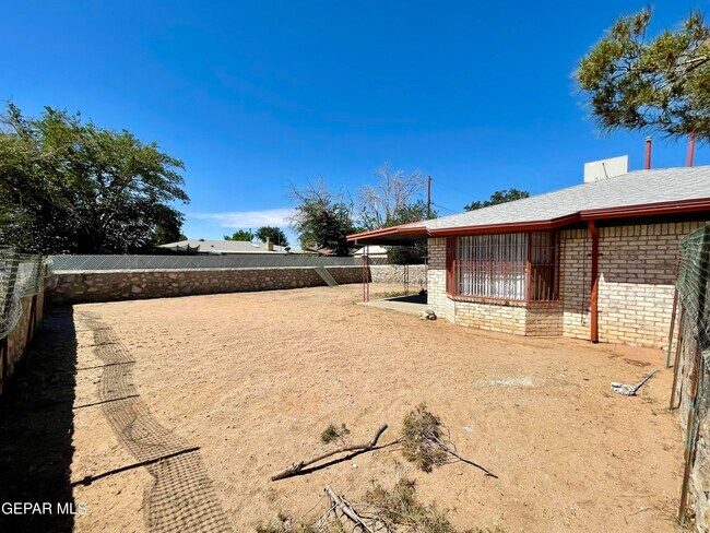 Building Photo - 8638 Mettler Dr