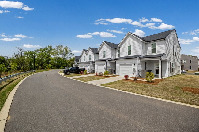 Building Photo - Spacious 3BR Townhome with Garage, Open Layout & Community Pool – Move-In Ready!