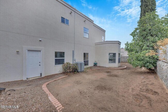 Building Photo - 1121 Regal Ridge Dr