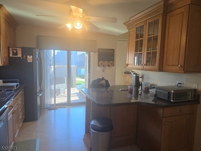 Building Photo - 90 Sycamore Ct