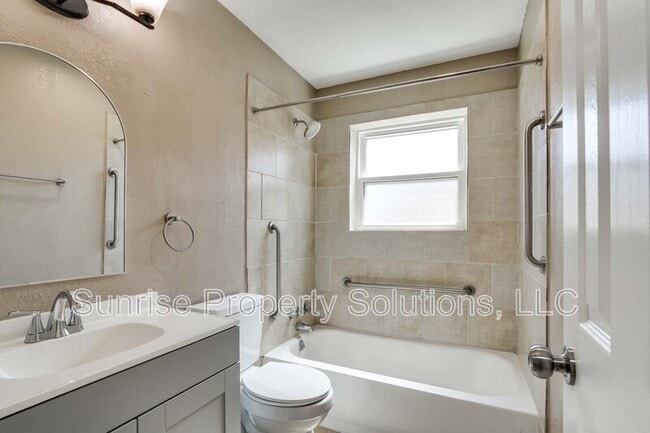 Building Photo - 1332 E Brooks St