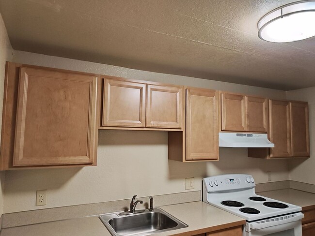 Building Photo - Two bedroom with den! Washer and dryer in unit! Ground Floor Unit.
