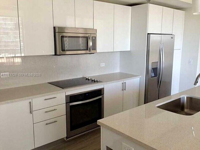 Building Photo - 999 SW 1st Ave