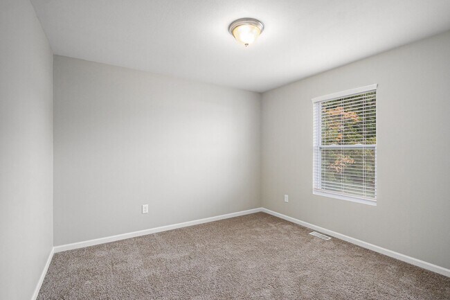 Building Photo - Newer 4 Bedroom for Lease