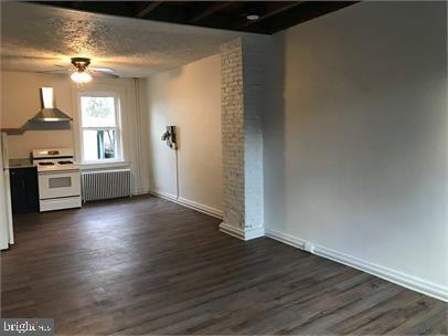 Building Photo - 305 E Chestnut St