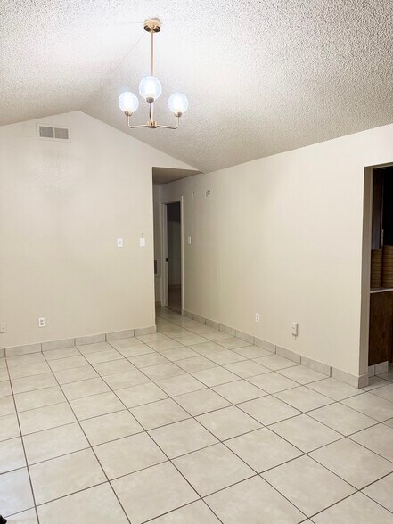 Building Photo - 709 Long Ct