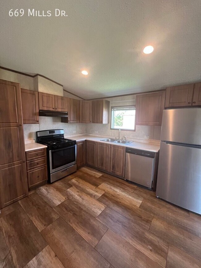 Building Photo - 669 W Mills Dr