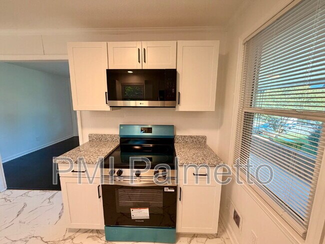 Building Photo - 128 Crestmore Dr