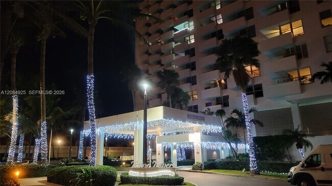 Building Photo - 2899 Collins Ave