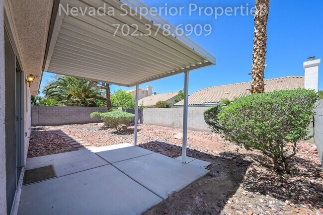 Building Photo - SE Single Story 3 Bedroom Home!!! Low Main...