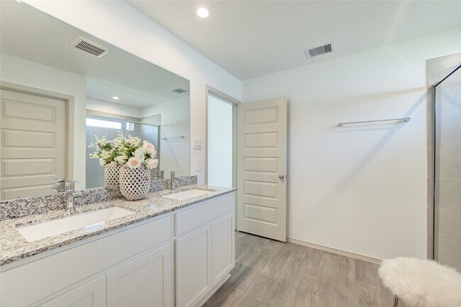 Building Photo - 1806 Laguna Wy