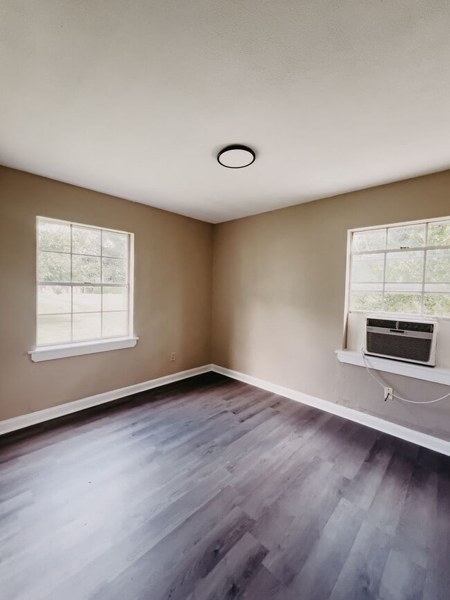 Building Photo - 1 Bedroom Duplex