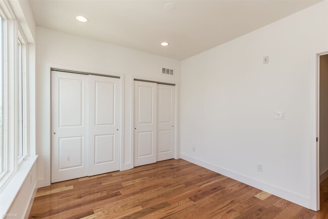 Building Photo - 2 br, 1 bath Triplex - 2308 E LEHIGH AVE U...