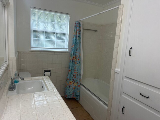 Building Photo - 2213 Suanne Dr