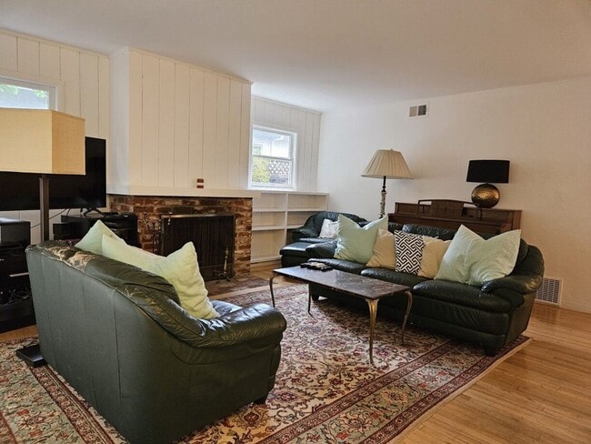 Building Photo - Charming 3 Bedroom Home in Southgate Neigh...