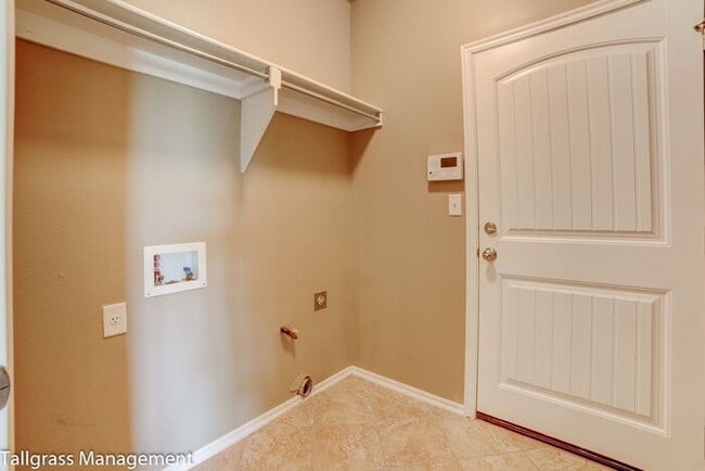 Building Photo - Luxury Gated Patio Home | 2 Bed, 2 Bath | ...