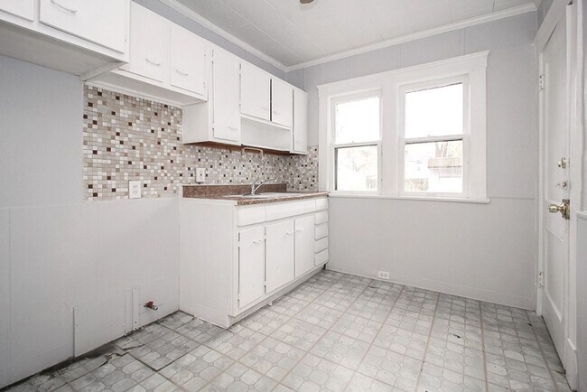 Primary Photo - 1909 Treadway Ave