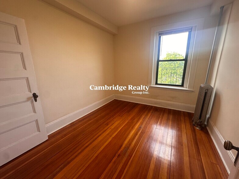 Primary Photo - 12 Lee St