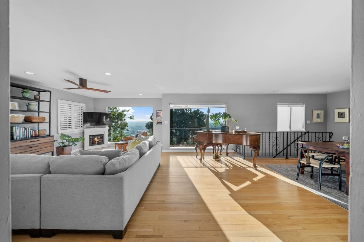 Building Photo - 4350 Summit Dr