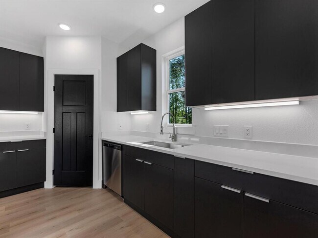 Building Photo - 10732 Twin Oak Dr
