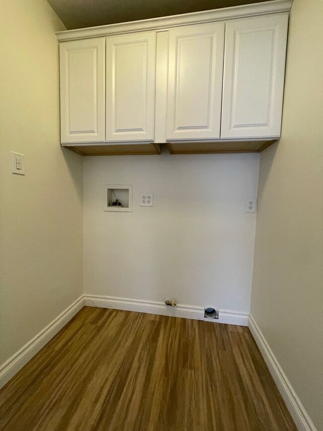 Building Photo - Long Beach 3 Bedroom 1.5 Bath House - 2 Ca...