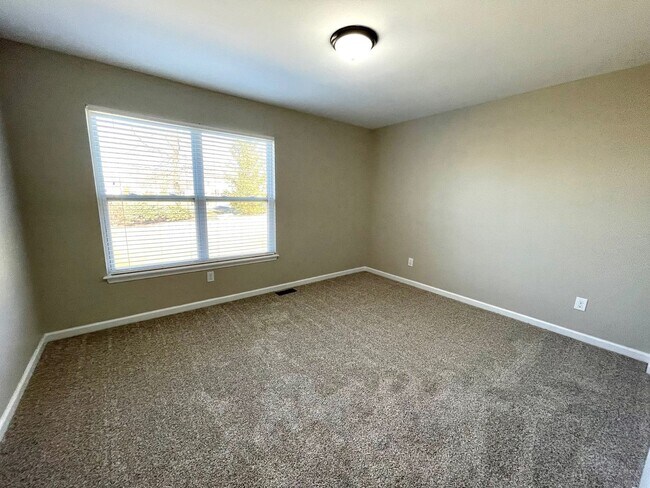 Building Photo - Renovated Polo Fields Home!