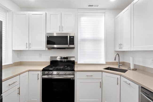 Building Photo - Hi-Pointe Adjacent House!