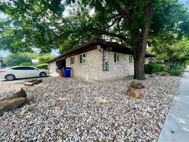 Building Photo - Updated 2-Bedroom Duplex in the Heart of C...