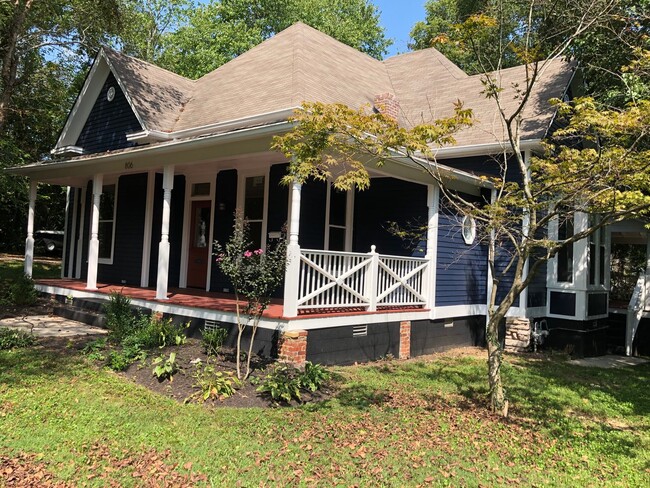 Building Photo - Remodeled Historic home close to downtown