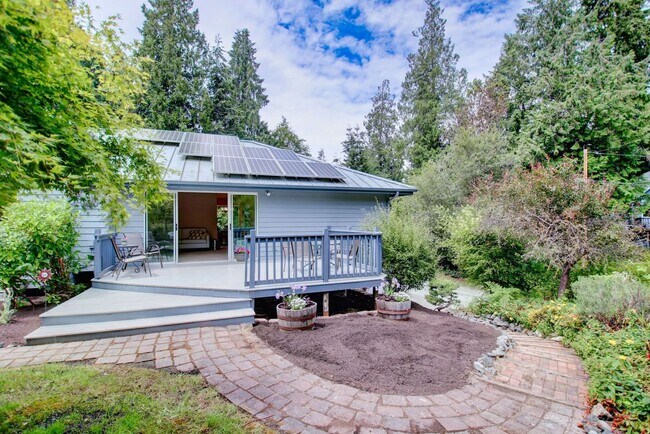 Building Photo - Lovely Clinton Home with Great Light and Pet Friendly!