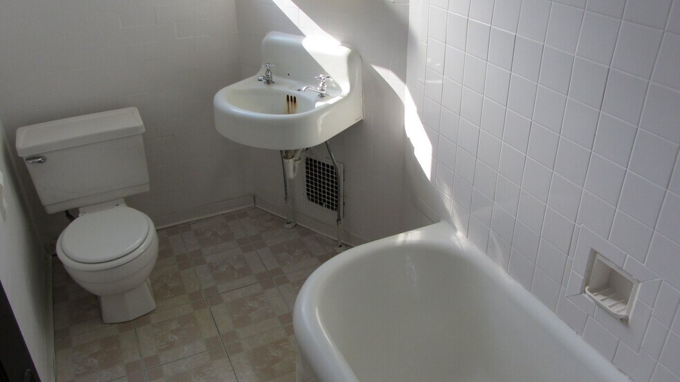 Building Photo - 1845 Chislett St