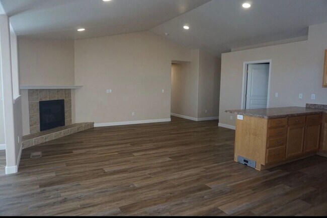 Building Photo - 583 Spur Wy