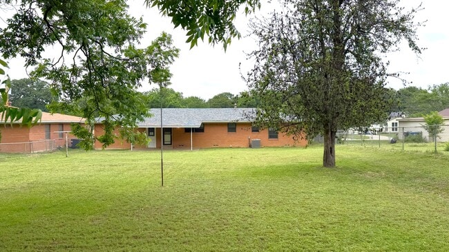 Building Photo - 1805 Waterloo Ave