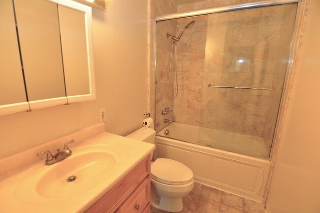Building Photo - 532 Tyrella Ave