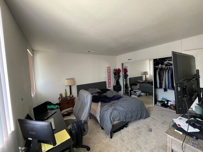 Building Photo - Amazing 4 Bedroom in the Heart of SD!