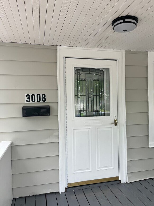 Building Photo - Old Brooklyn Area - 3 Bedroom Single Famil...