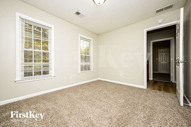 Building Photo - 304 Regal Way E