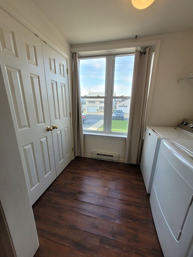 Building Photo - 984 W Main St