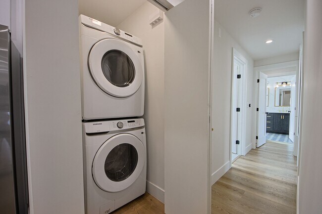 Building Photo - Luxury Living with Massive Private Yard in Downtown Burbank!