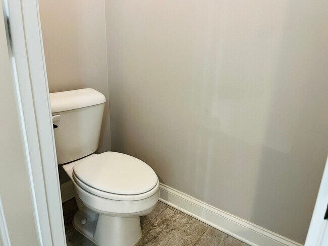 Building Photo - WOW! 5 bed, 4 full baths, brick exterior, ...