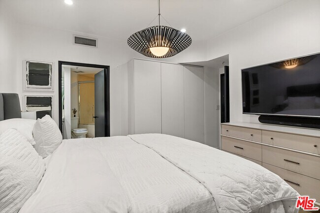 Building Photo - 245 Main St