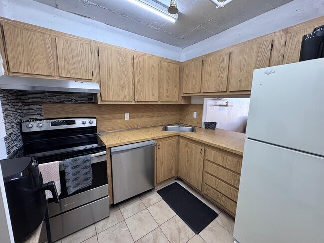 Building Photo - 1470 NE 123rd St